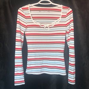 Top by aero ‘𝐬𝐞𝐫𝐢𝗼𝐮𝐬𝐥𝐲 𝐬𝗼𝐟𝐭’. Color white. Size M.